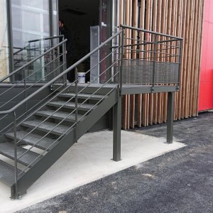 Réalisation d'un large escalier en acier